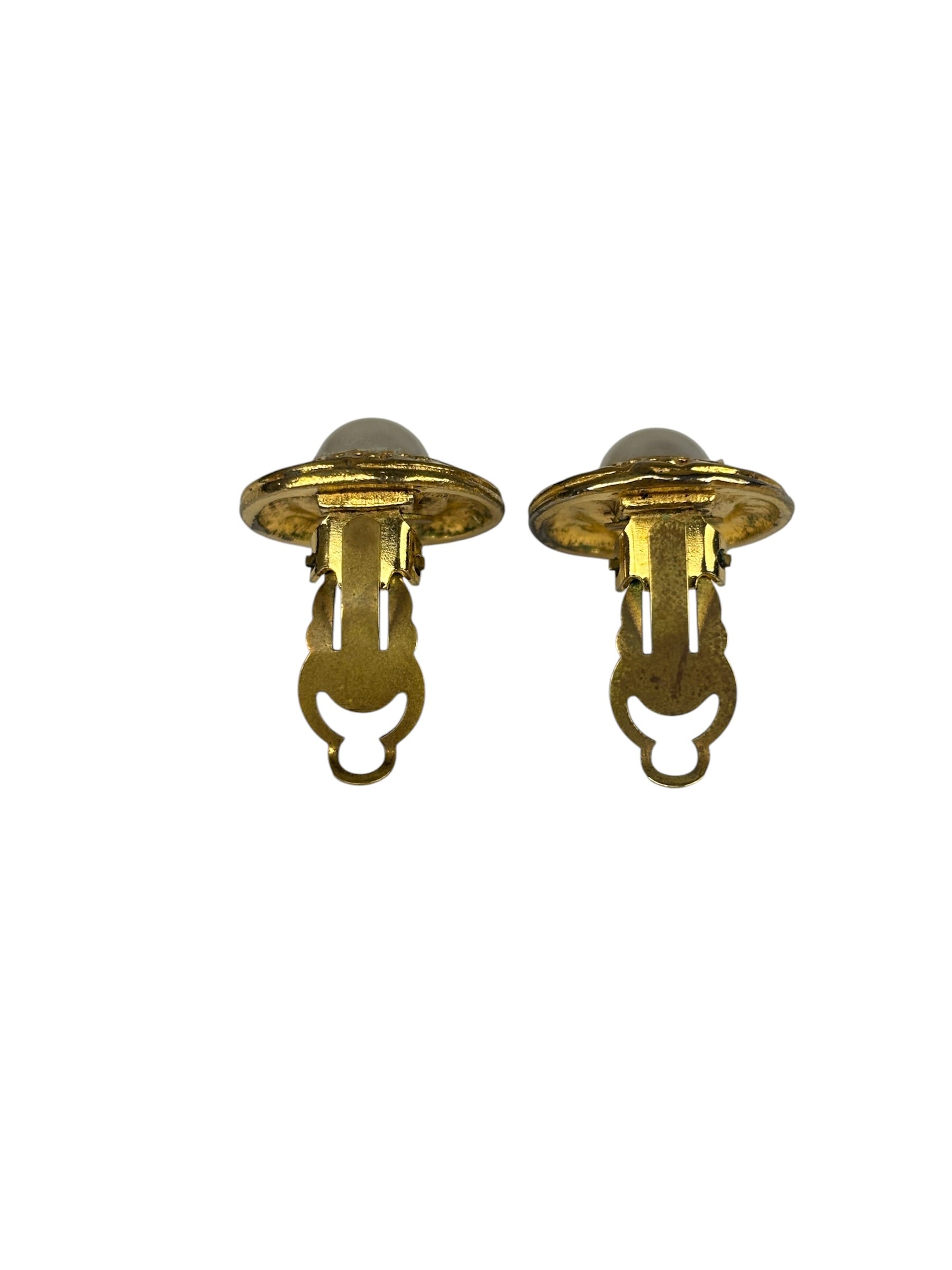 Chanel Vintage Pearl Round Gold-Tone Clip-On Earning