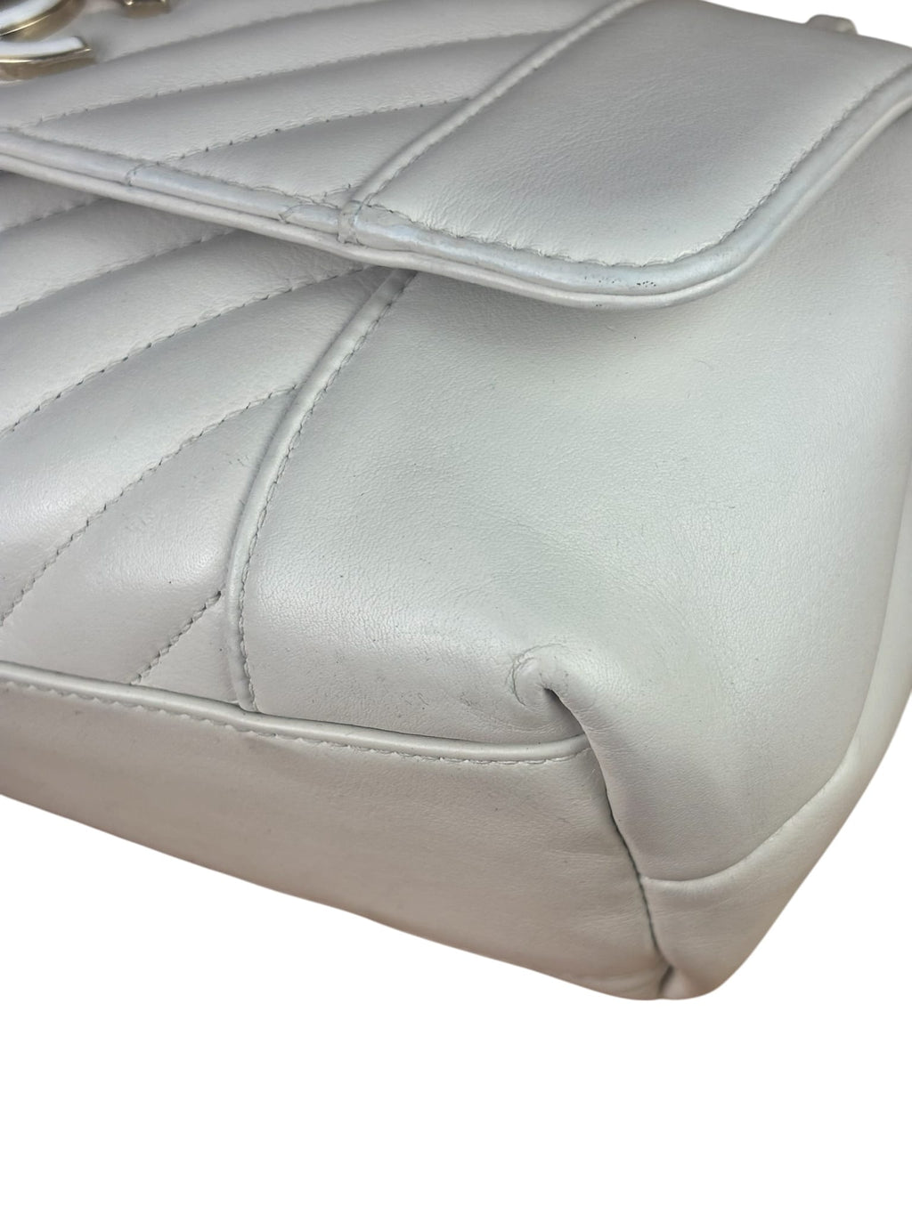 Chanel White Lambskin Chevron-Quilted Flap Bag 2019