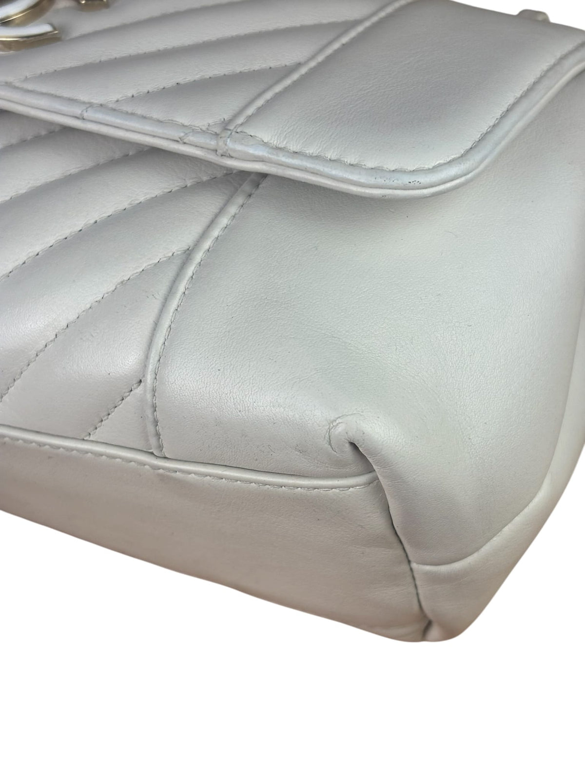 Chanel White Lambskin Chevron-Quilted Flap Bag 2019