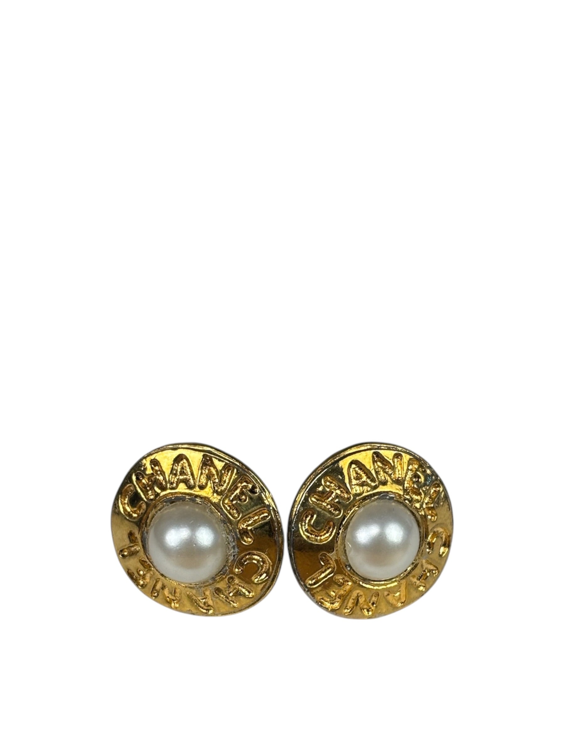 Chanel Vintage Pearl Round Gold-Tone Clip-On Earning