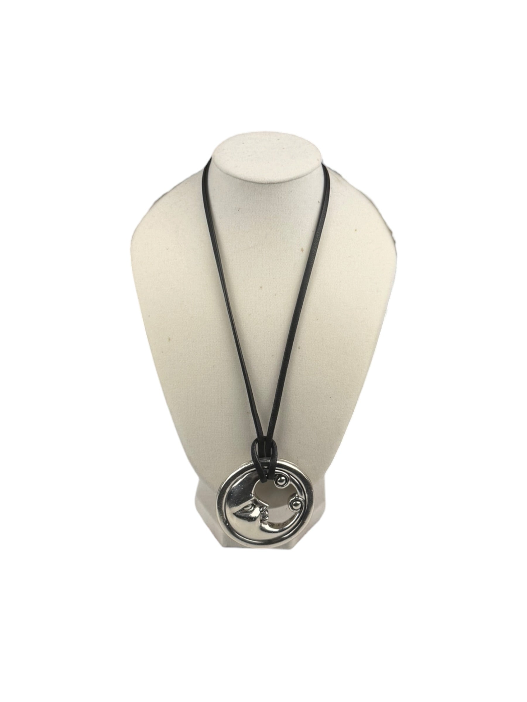 Kieselstien-Cord Sterling Sliver "Man On The Moon" Necklace
