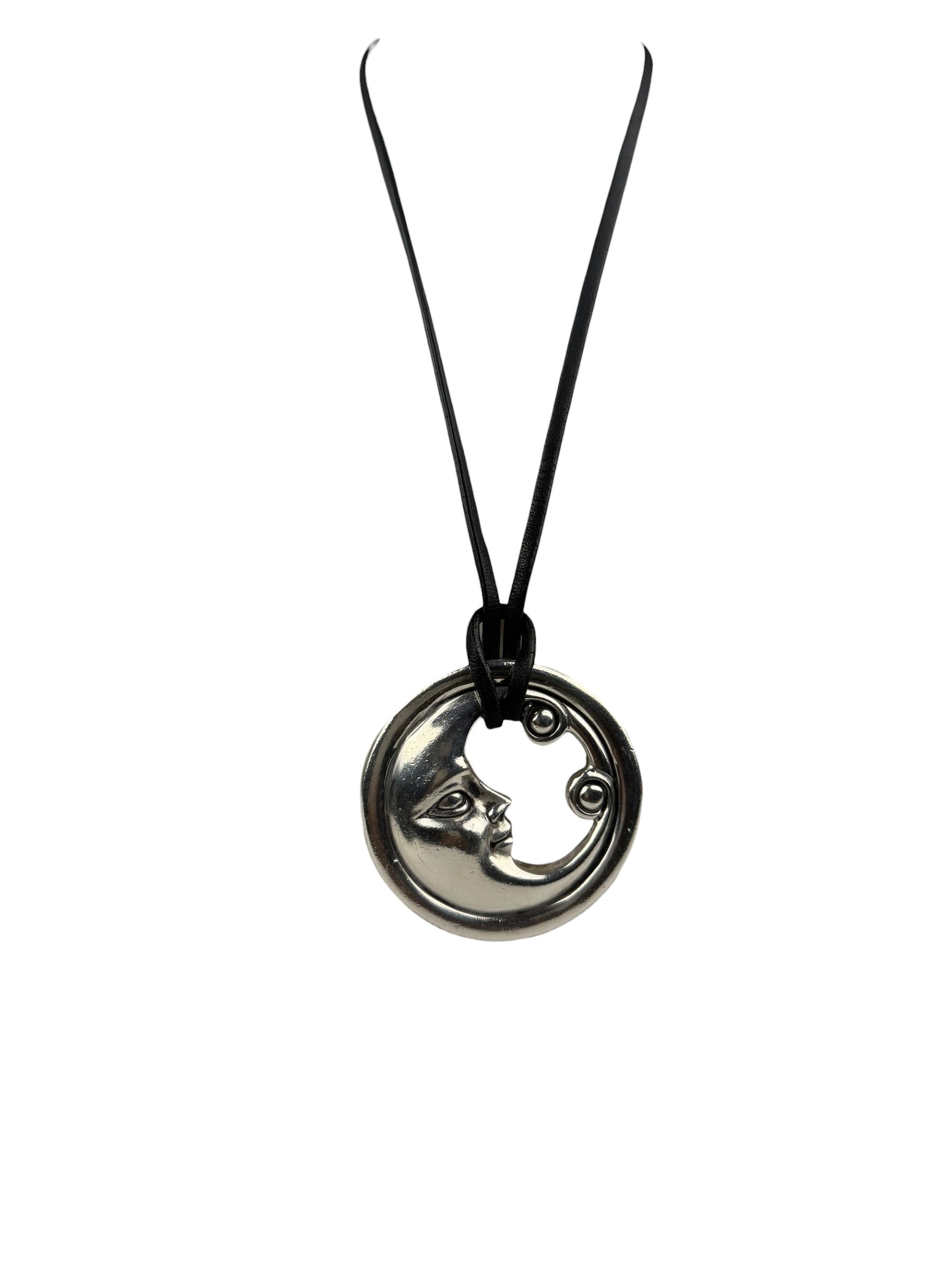 Kieselstien-Cord Sterling Sliver "Man On The Moon" Necklace