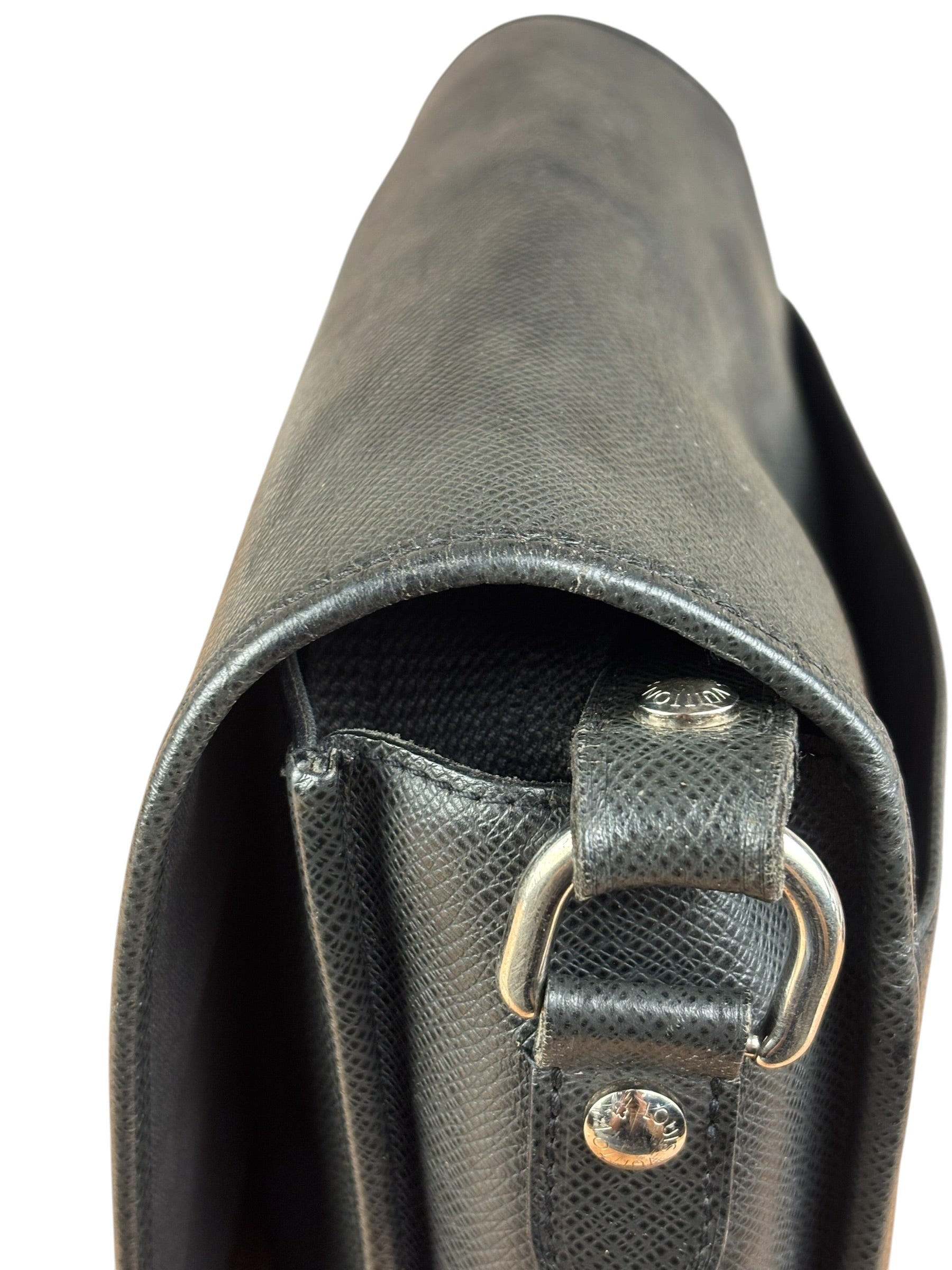 Louis Vuitton Black Leather Taiga Andrei Messenger Bag