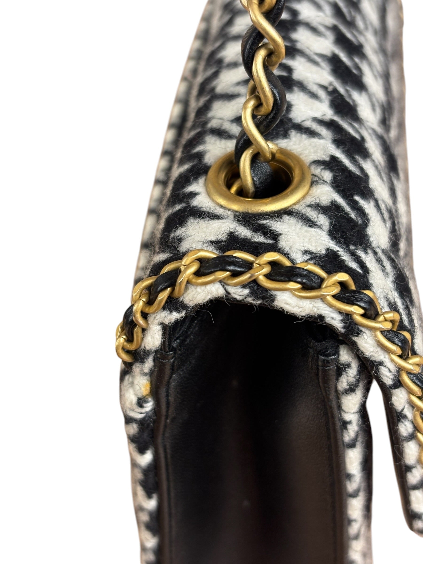 Chanel Houndstooth Tweed Heart Chain Flap Bag 2024