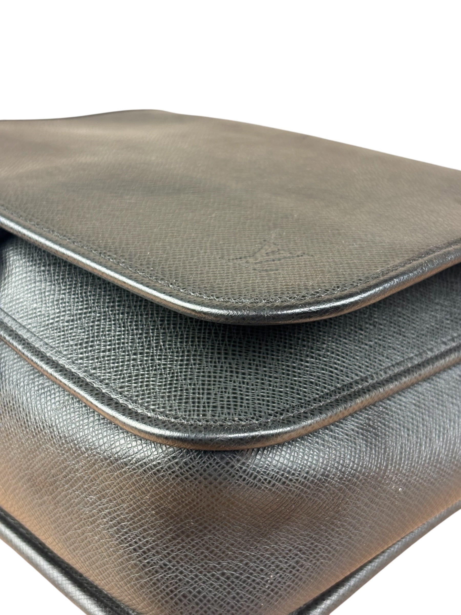 Louis Vuitton Black Leather Taiga Andrei Messenger Bag