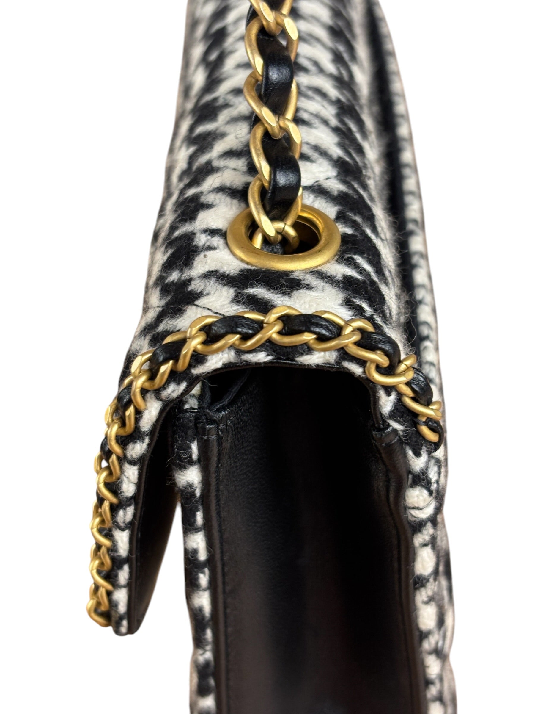 Chanel Houndstooth Tweed Heart Chain Flap Bag 2024