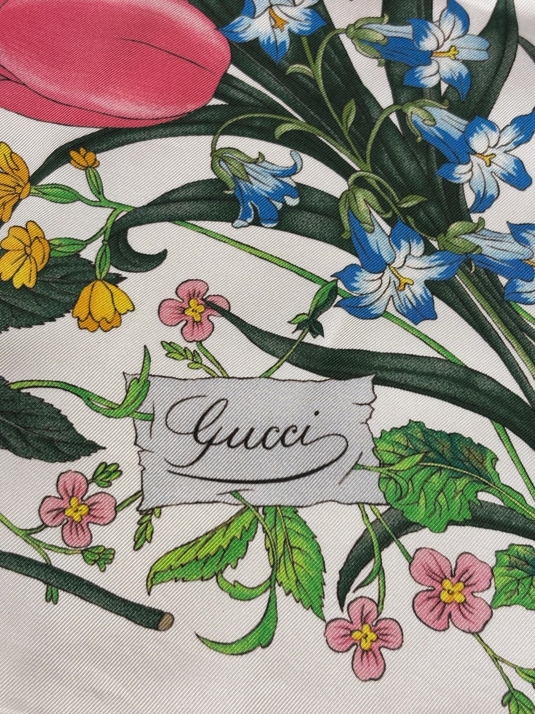 Gucci White Flora Printed Silk Twill Carre Scarf