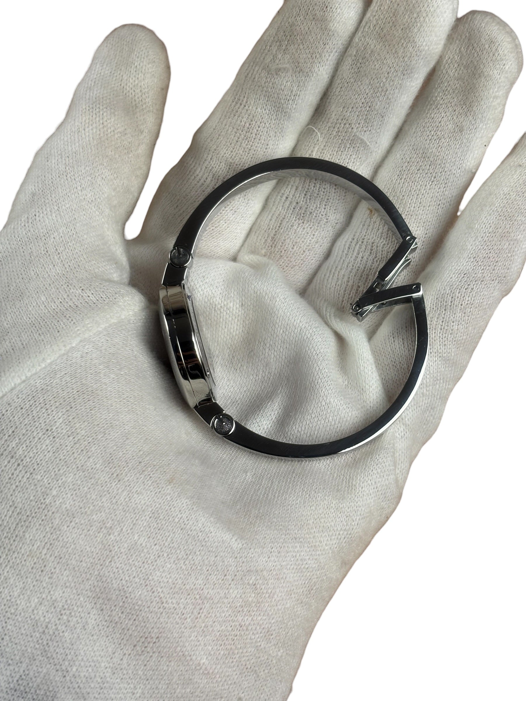 Gucci 105 Round Black Stick Dial Bangle