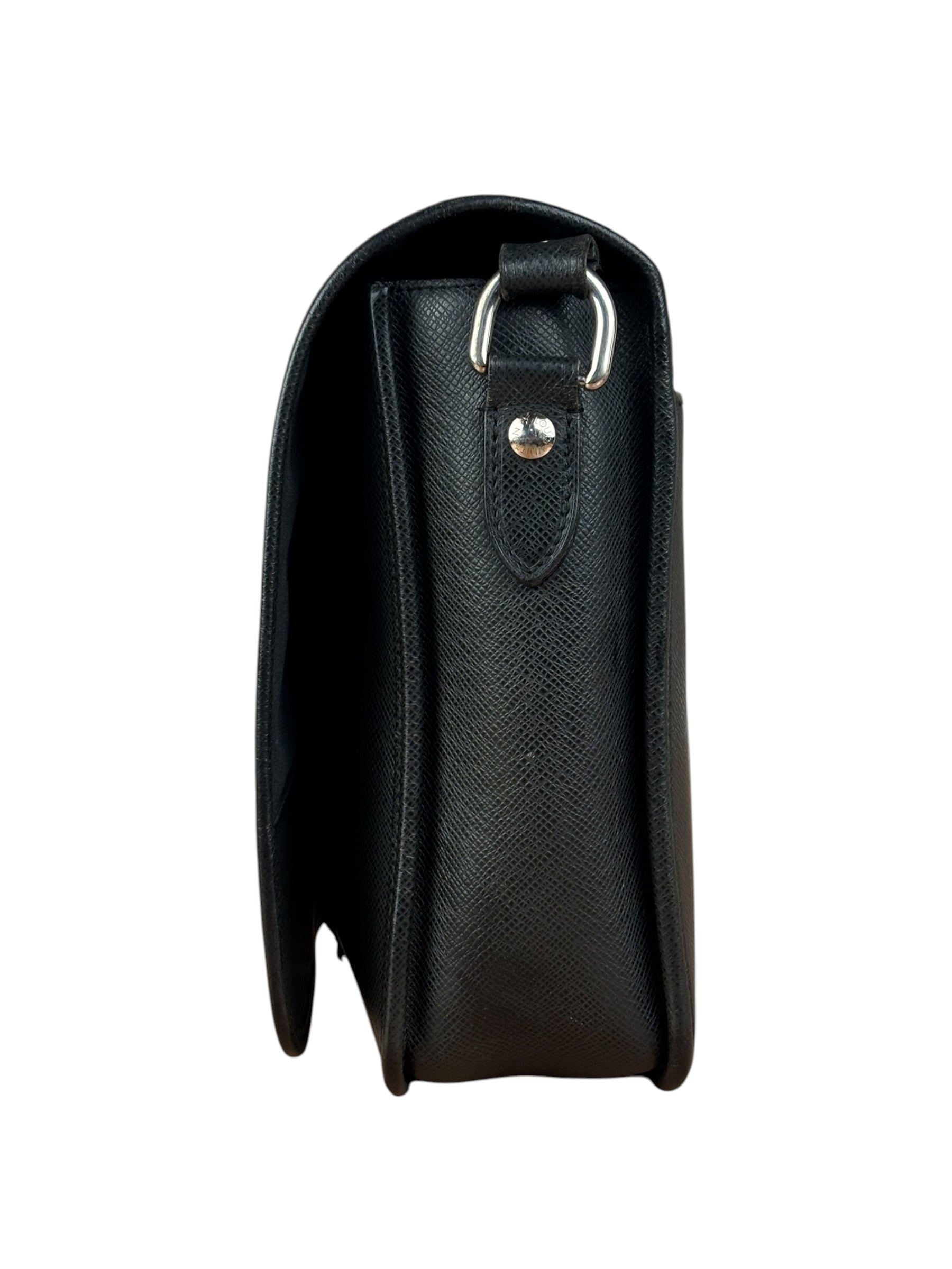 Louis Vuitton Black Leather Taiga Andrei Messenger Bag