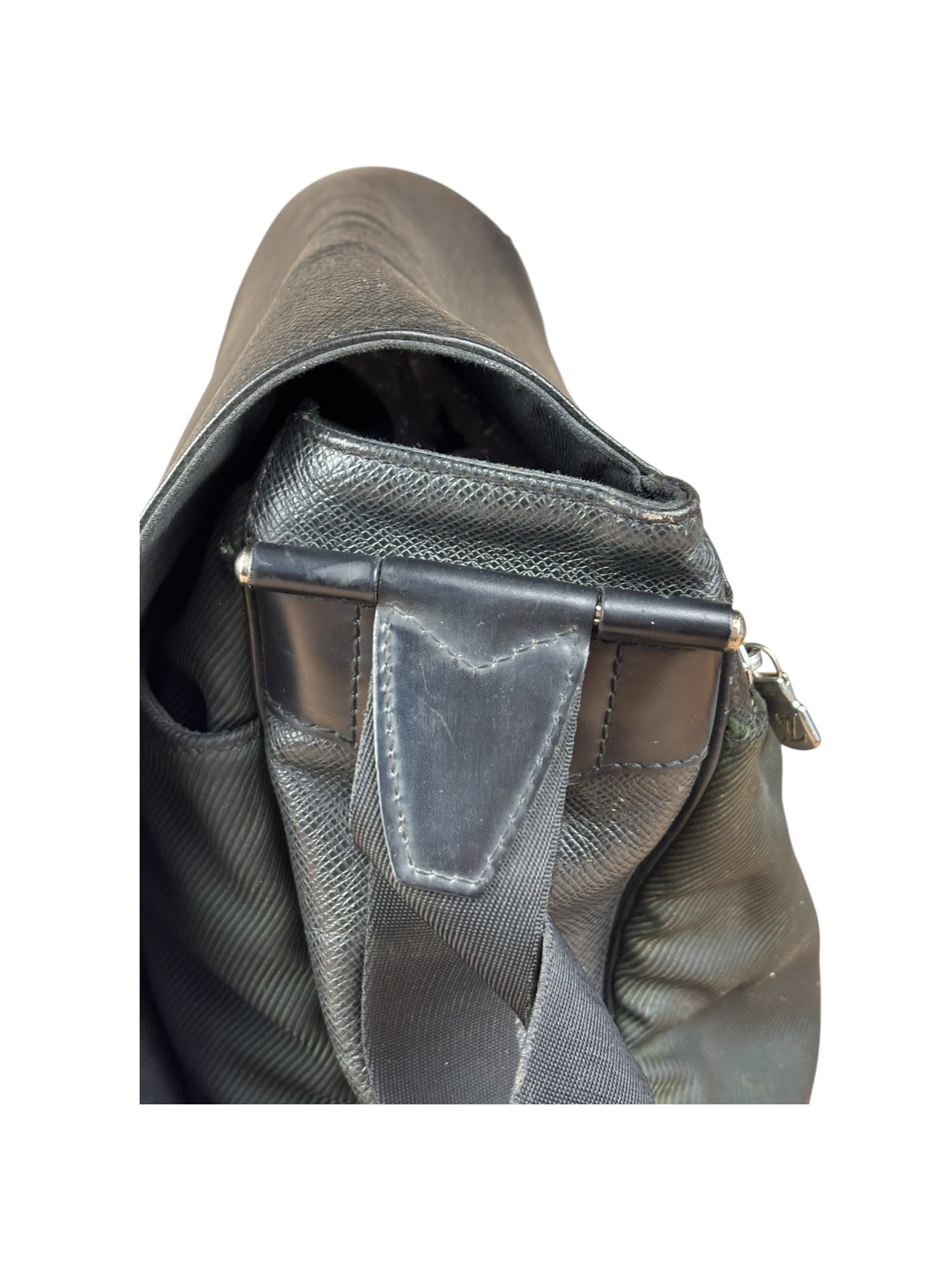Louis Vuitton Black Leather Taiga Viktor Messenger Bag