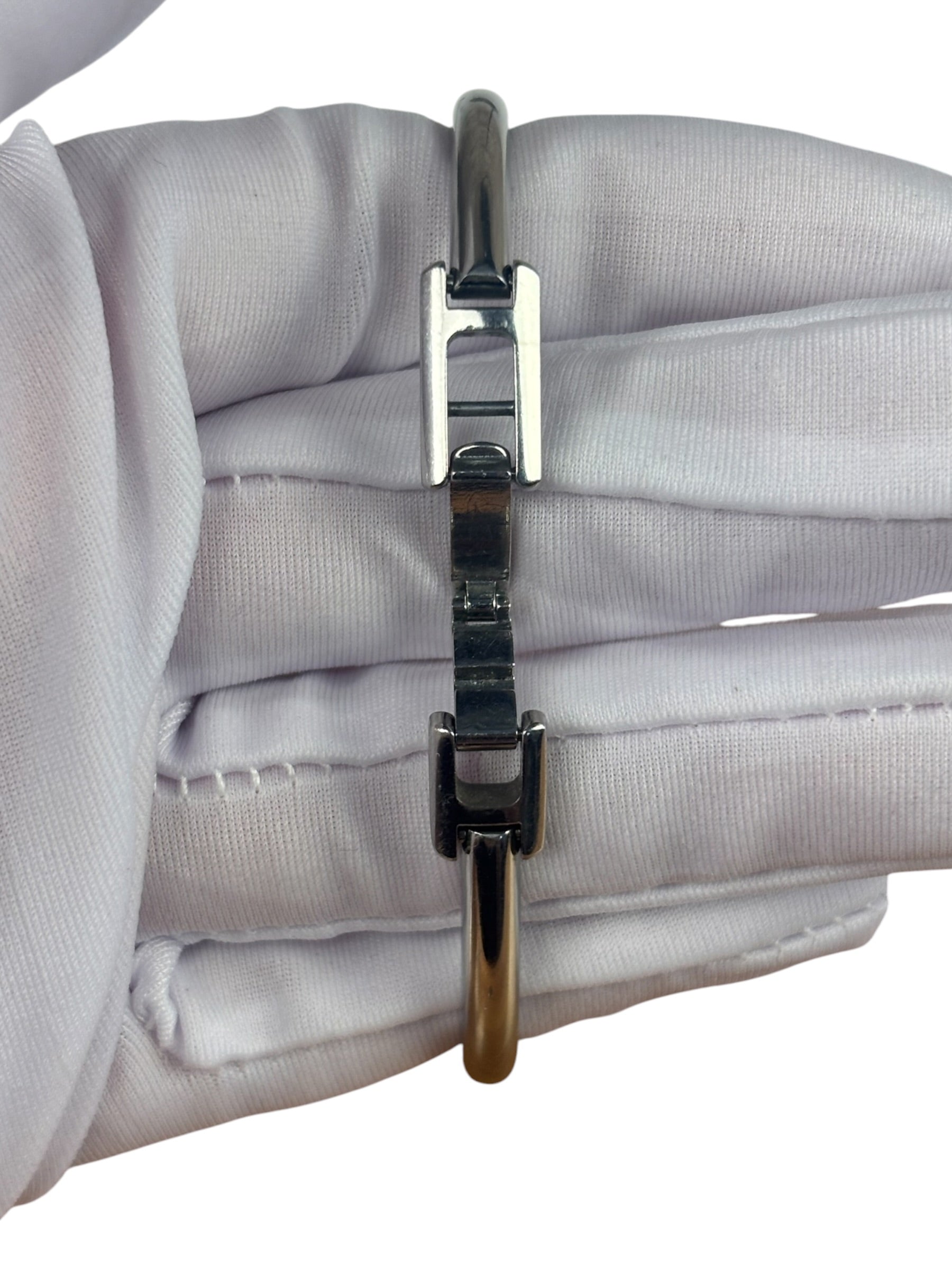 Gucci 1900L Square White Dial Bangle Band