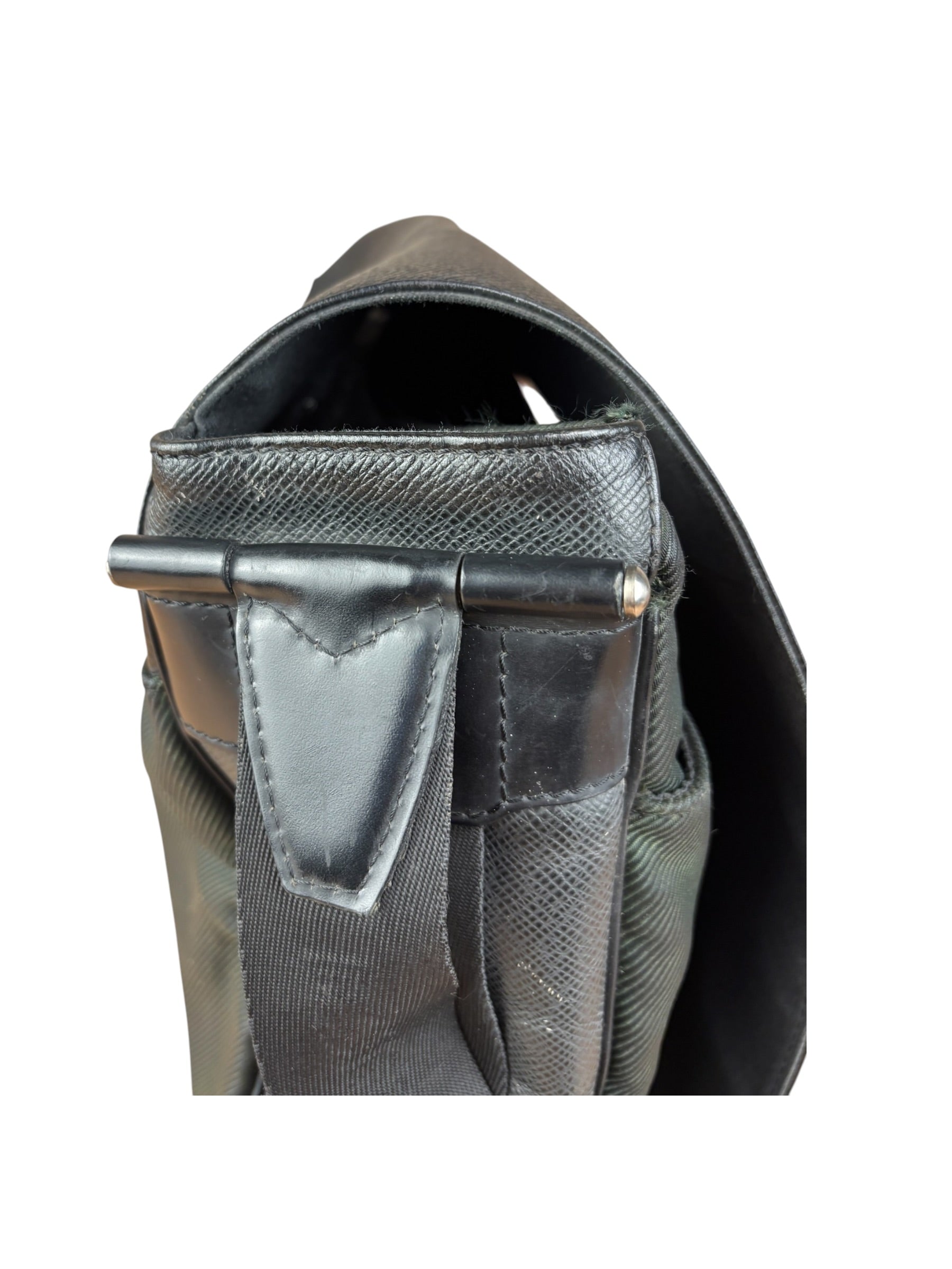 Louis Vuitton Black Leather Taiga Viktor Messenger Bag