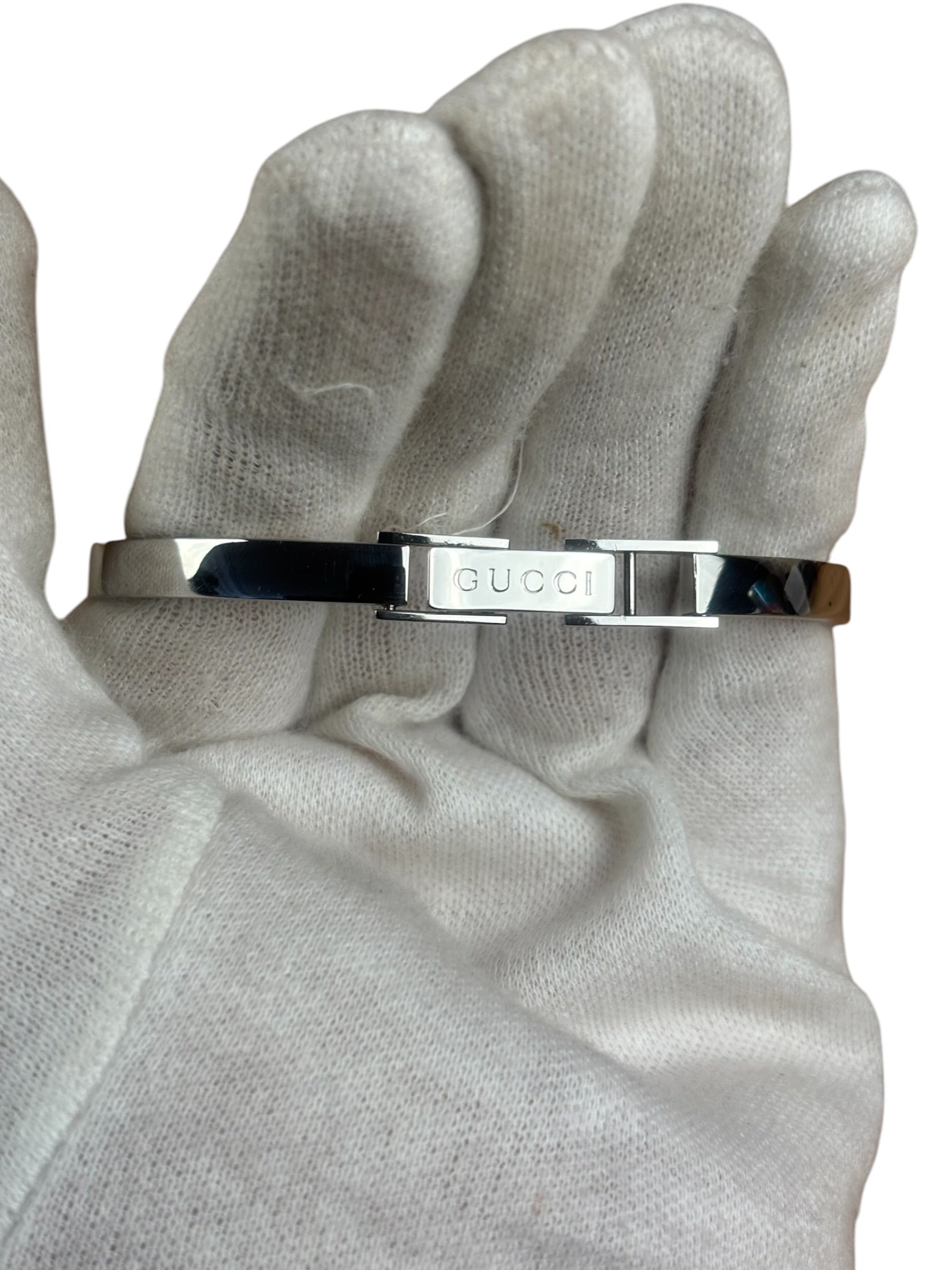 Gucci 105 Round Black Stick Dial Bangle