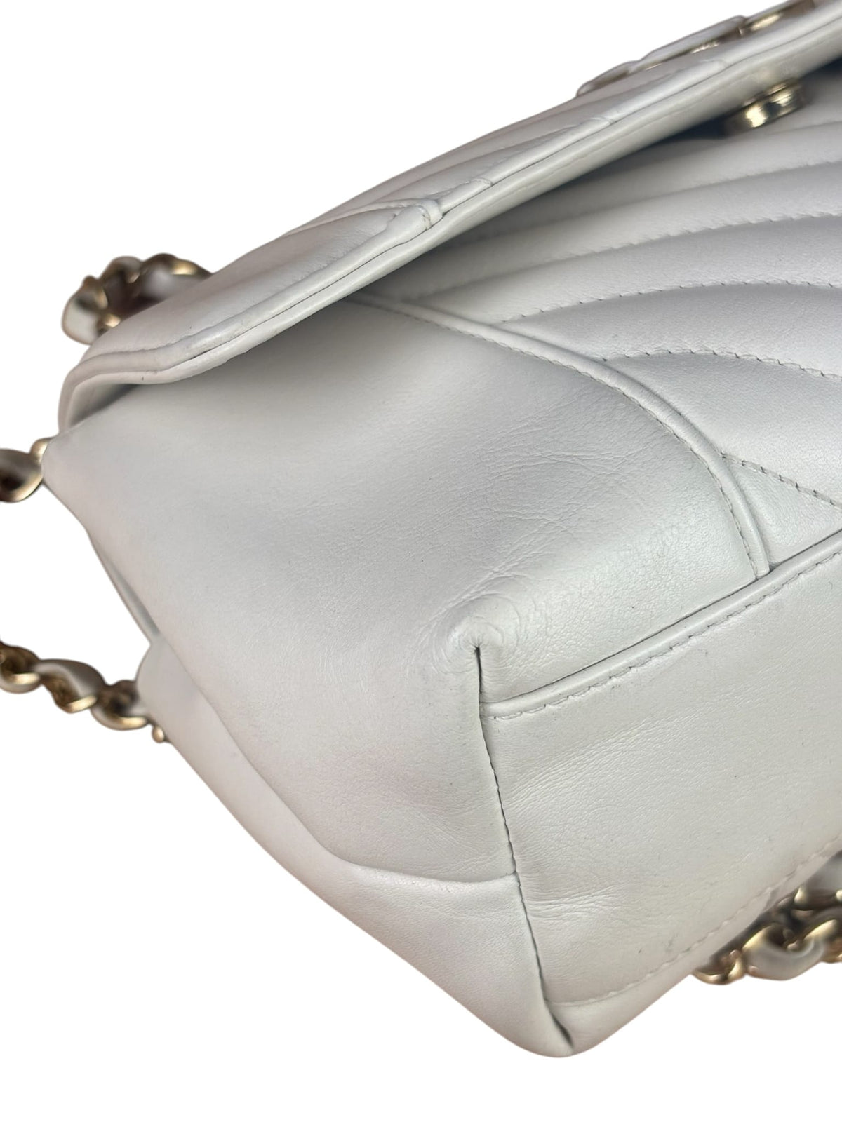 Chanel White Lambskin Chevron-Quilted Flap Bag 2019