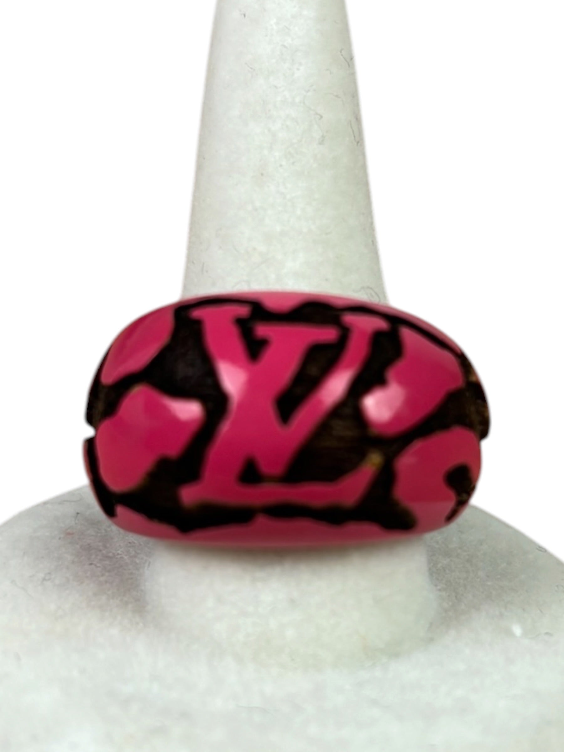 Louis Vuitton Pink GA0079 Leo Monogram Wood Ring M