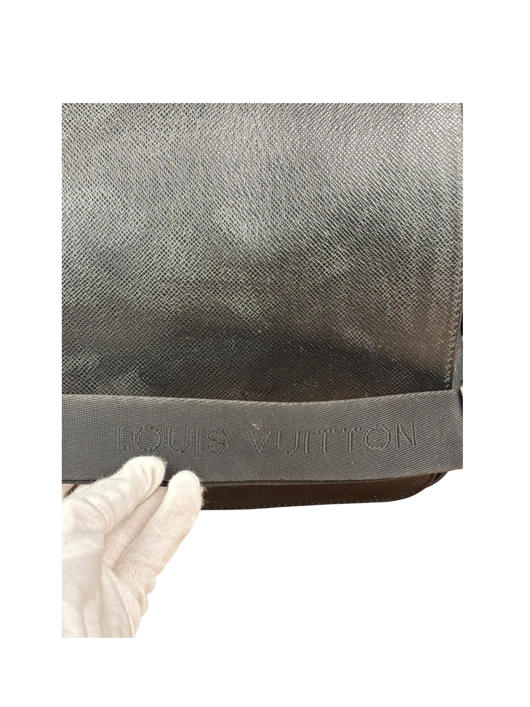 Louis Vuitton Black Leather Taiga Viktor Messenger Bag